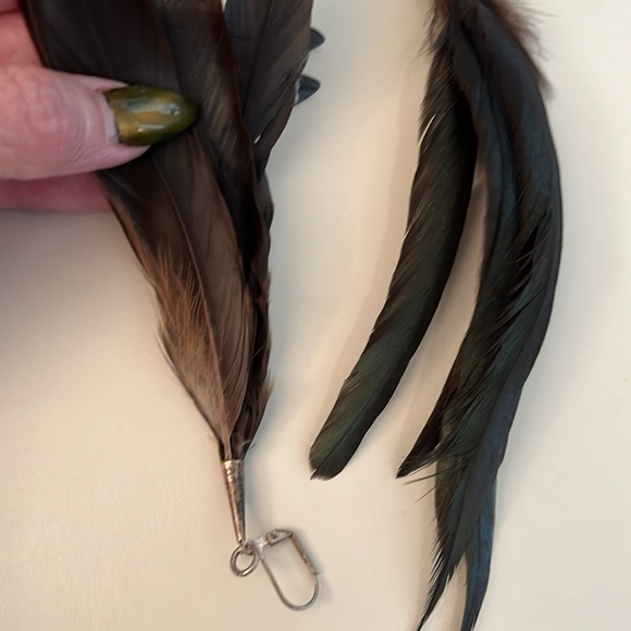 Vintage feathered, green gold drop earrings - Picture 6 of 10
